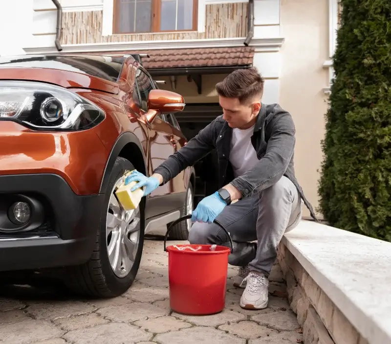 Lavage auto à domicile Saint-Laurent-d'Aigouze : professionnel intervenant sur un véhicule